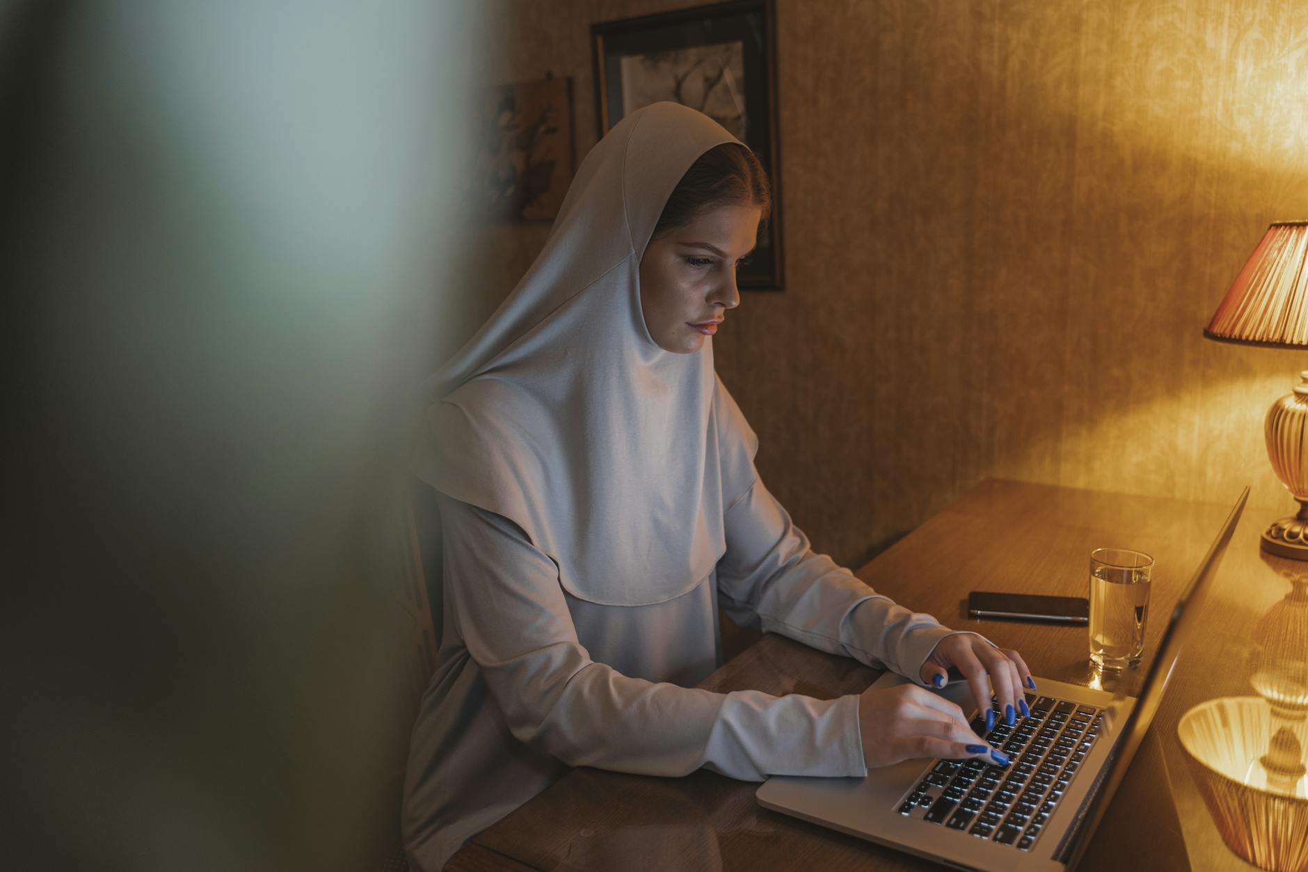 Laptop sa modernim dizajnom i ekranom visoke rezolucije, idealan za rad i zabavu.