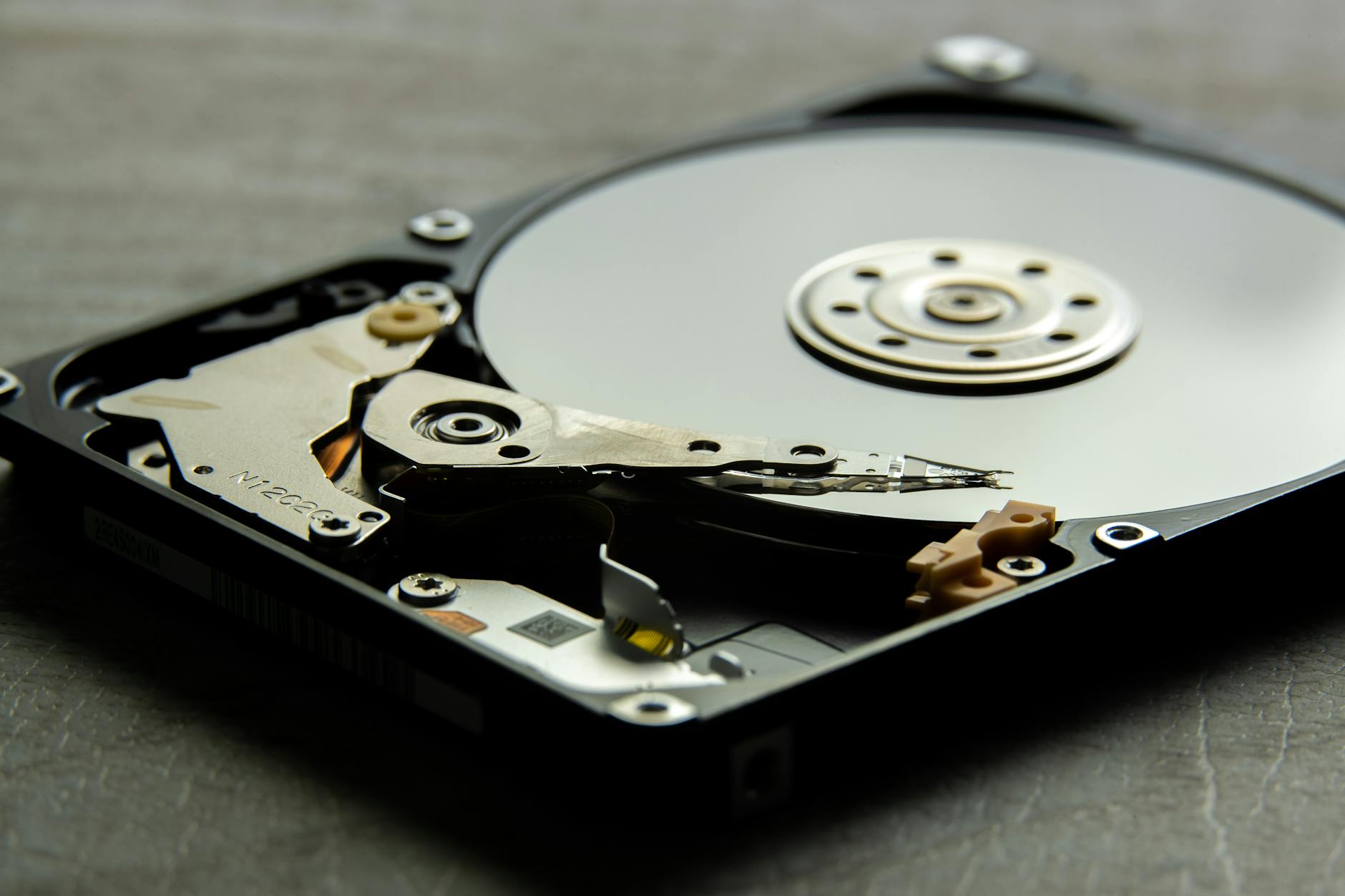 Zastava sa simbolima za backup podataka, naglašava važnost zaštite informacija.