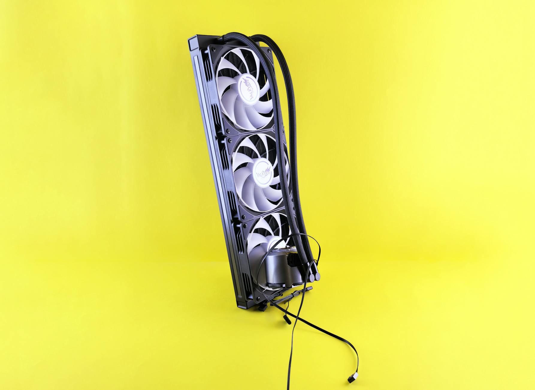 Sistem za hlađenje računara sa ventilatorima i hladnjacima za efikasno upravljanje temperaturom.