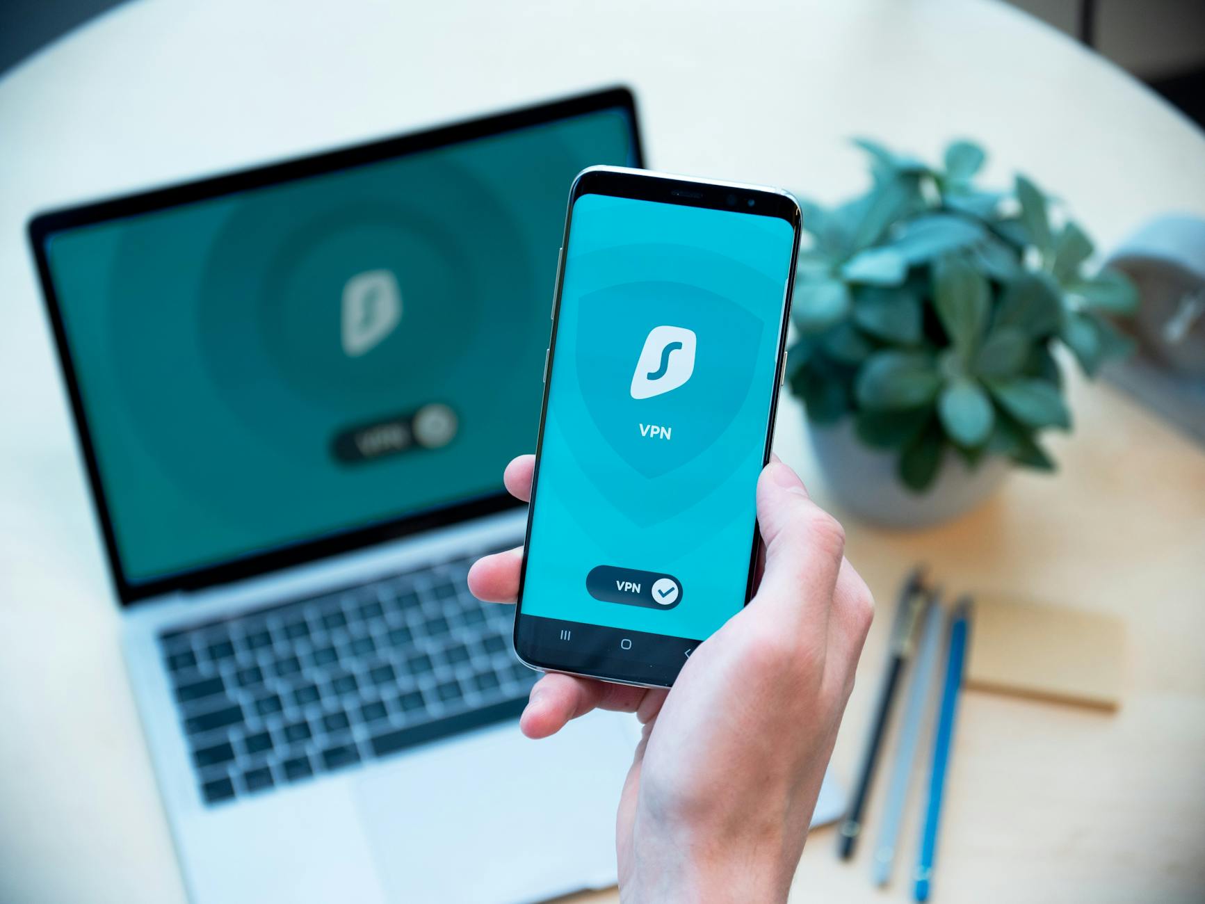 Prikaz digitalnih simbola i ikona koji ilustruju koncept privatnosti na mreži.